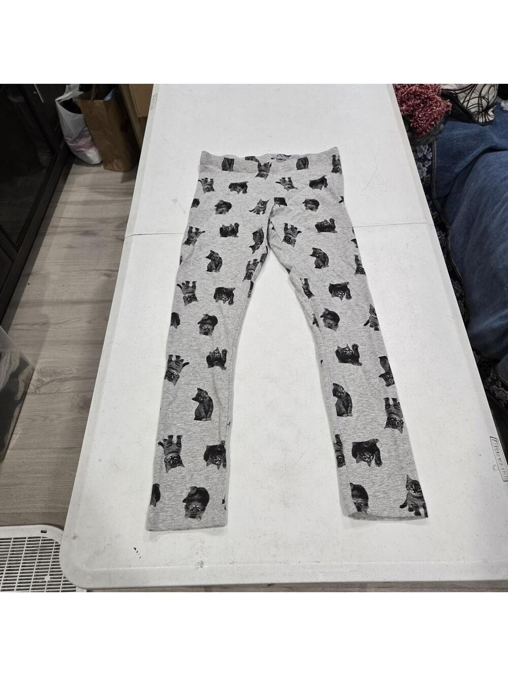 -Grey and black cat print leggings